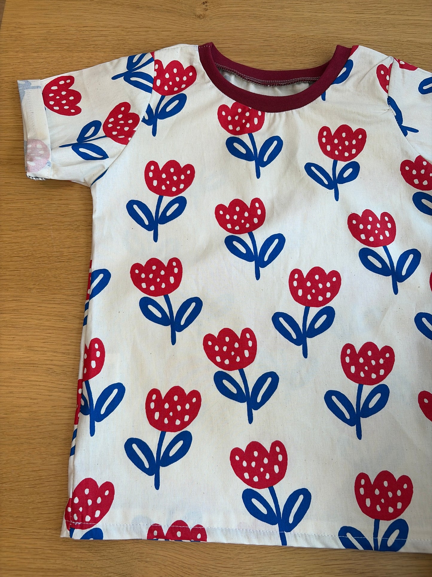 Tshirt 98/104 Blumen rot
